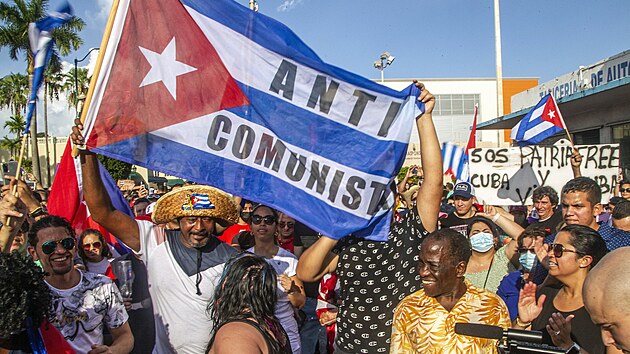 Kubántí imigranti v Miami se shromádili na podporu protivládních demonstrací...