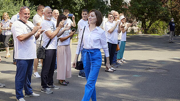 Pznivci tleskaj moldavsk prezidentce Maie Sanduov. Jej proevropsk Strana akce a solidarita (PAS)  jasn vyhrla pedasn parlamentn volby. (11. ervence 2021)