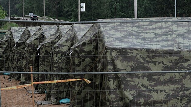 Vojenské stany v táboře pro migranty v litevském městě Pabradė. Litva čelí zvyšujícímu se počtu migrantů, kteří přichází do země přes Bělorusko. (15. června 2021)