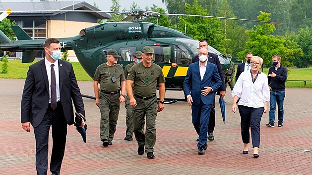 Předseda Evropské rady Charles Michel a litevská premiérka Ingrida Šimonytėová na návštěvě hraničního přechodu Litvy a Běloruska. Litva čelí zvyšujícímu se počtu migrantů, kteří přichází do země přes Bělorusko. (6. července 2021)