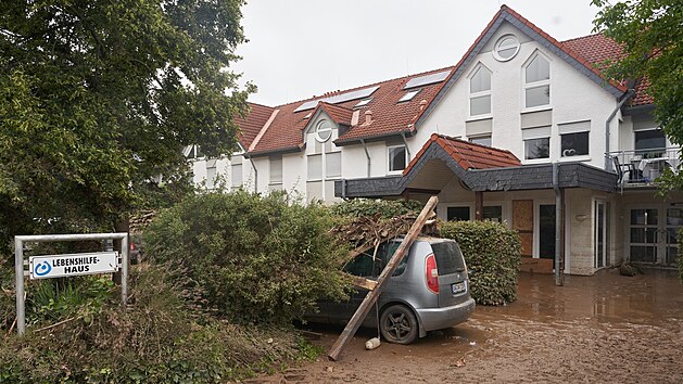 Voda vtrhla do domu pro zdravotn postien v nmeckm mst Sinzig. Povodn nepeilo dvanct obyvatel domu. (16. ervence 2021)