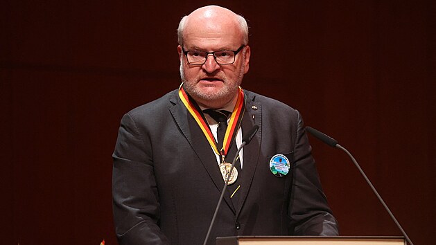 Bval ministr kultury Daniel Herman v Mnichov na sudetonmeckm sjezdu pevzal Evropskou cenu Karla IV., kter je nejvym vyznamennm sudetskch Nmc.