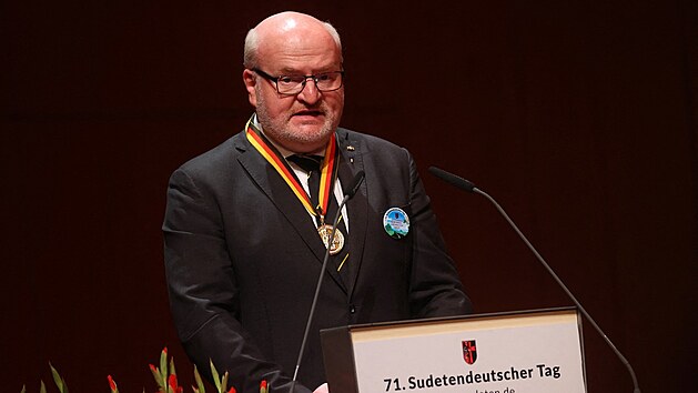 Bval ministr kultury Daniel Herman v Mnichov na sudetonmeckm sjezdu pevzal Evropskou cenu Karla IV., kter je nejvym vyznamennm sudetskch Nmc. (17. ervence 2021)