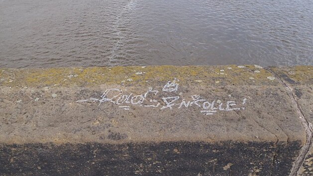 Neznámý vandal posprejoval část Karlova mostu v Praze. (18. července)