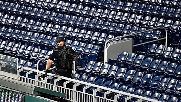 Policista hldkuje na stadionu Nationals Park ve Washingtonu, ped kterm dolo k pestelce. (17. ervence 2021)