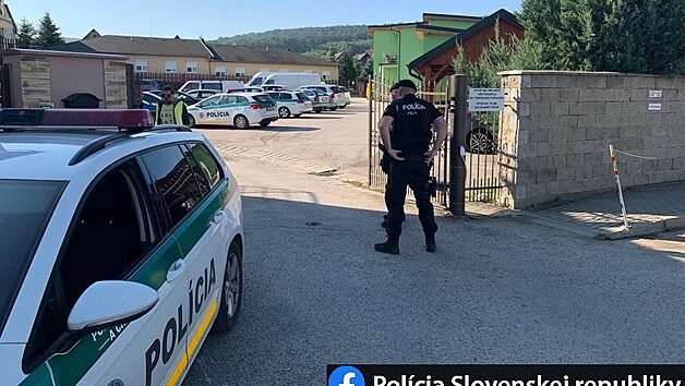 Slovensk policie zasahuje na termlnm koupaliti Podhjska. (20. srpna 2020)