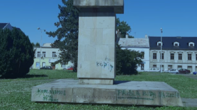 Památník Vítězství v Novém Jičíně, na který někdo nasprejoval nápisy Komunismus je svinstvo a Přišla bída na zem.