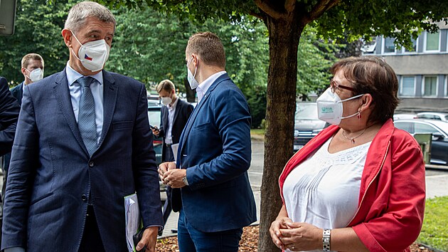 Premiér Andrej Babiš a hlavní hygienička Pavla Švrčinová při návštěvě Zdravotního ústavu v Ostravě. (15. července 2021)