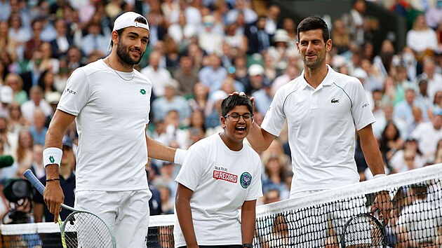 Matteo Berrettini (vlevo) a Novak Djokovič pózují na společné fotografii před začátkem finále Wimbledonu.