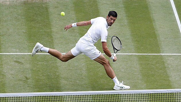 Srb Novak Djokovič returnuje ve finále Wimbledonu.