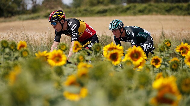 Wout van Aert a Ide Schelling se pokouší uniknout pelotonu v úvodu čtrnácté etapy Tour de France.
