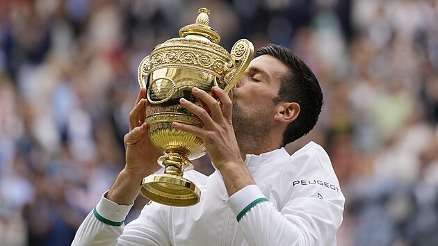 Novak Djokovič si hýčká svoji šestou trofej pro vítěze Wimbledonu.