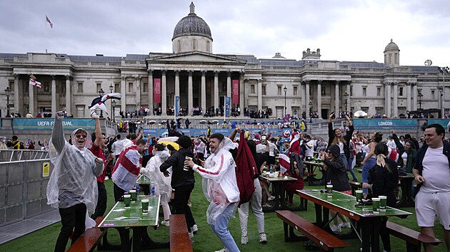 Fanouci Anglie se srocuj na nmst Trafalgar square ped finlovm zpasem fotbalovho Eura.