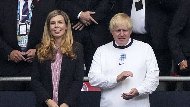 Britsk premir Boris Johnson s manelkou bhem finle Eura