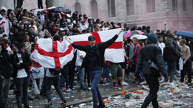 Anglit fanouci na nmst Trafalgar square v Londn.