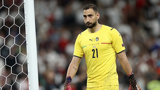 Italsk brank Gianluigi Donnarumma se pipravuje na pokutov kopy.