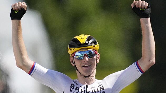 Matej Mohorič slaví vítězství v 19. etapě Tour de France.