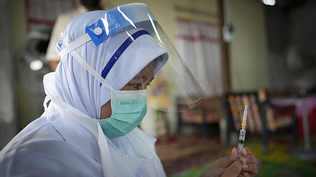 Malajské zdravotní sestry očkují obyvatele státu Selangor proti covidu-19. (13. července 2021)