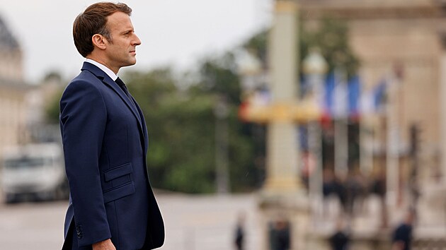 Francouzi vetn prezidenta Emmanuela Macrona si vojenskou pehldkou pipomnli vro dobyt Bastily. (14. ervence 2021)