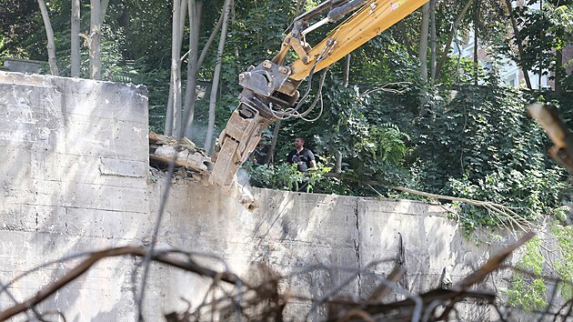 Demolice ruiny nedostavěného lázeňského komplexu v teplické Mlýnské ulici. (13. července 2021)