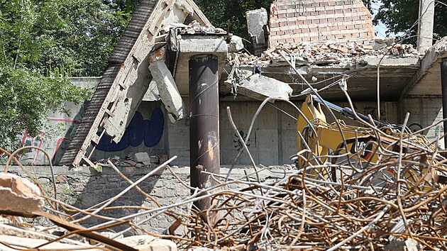 Demolice ruiny nedostavěného lázeňského komplexu v teplické Mlýnské ulici. (13. července 2021)