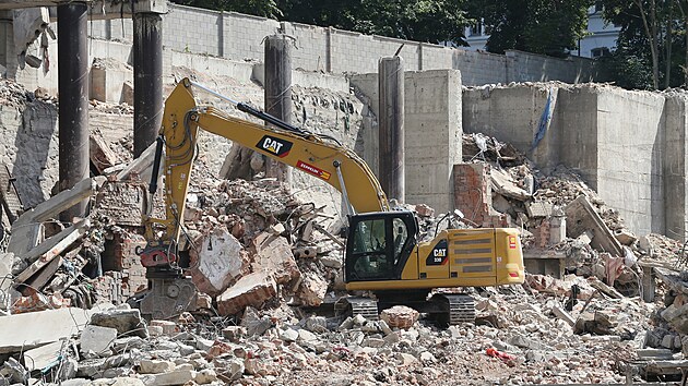 Demolice ruiny nedostavnho lzeskho komplexu v teplick Mlnsk ulici. (13. ervence 2021)