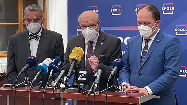 Poslanci Bohuslav Svoboda, Vlastimil Vlek a Marek Vborn na tiskov konferenci koalice Spolu ve Snmovn