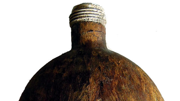 V žabčickém hrobu nalezli mimo jiné hliníkovou polní láhev v takzvané tropické úpravě, kdy je textilní potah nahrazen dřevitou skořepinou.