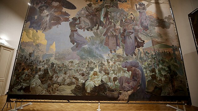 Inspekce z Galerie hlavního města Prahy v Moravském Krumlově posvětila zápůjčku Slovanské epopeje do zdejšího zámku. (19.7.2021)