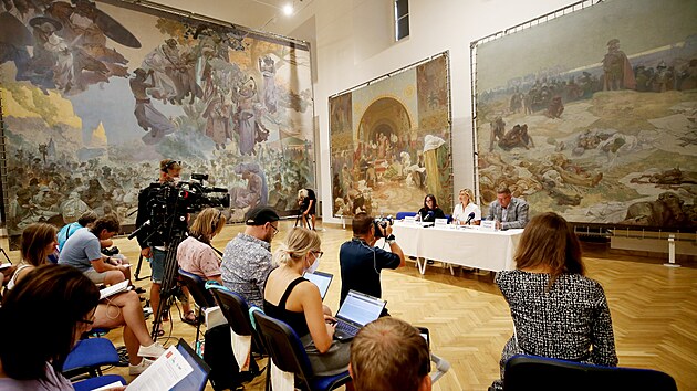 Inspekce z Galerie hlavního města Prahy v Moravském Krumlově posvětila zápůjčku Slovanské epopeje do zdejšího zámku. (19.7.2021)