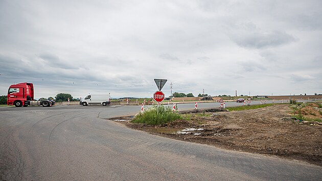 Stavba dálnice D11 u Hradce Králové. Na snímku vedlejší silnice do Stěžer. (8. 7. 2021)