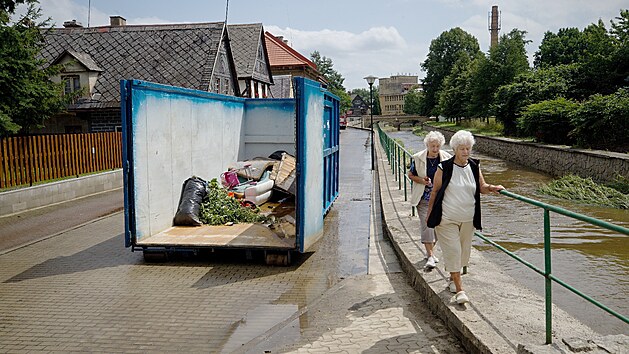 Bleskové záplavy v Zákupech zaplavily domy a způsobily škodu na majetku.