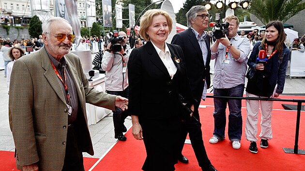 Herečka Magda Vašáryová před světovou premiérou digitálně restaurované kopie filmu Markéta Lazarová, vlevo Milan Lasica. Mezinárodní filmový festival Karlovy Vary 2011