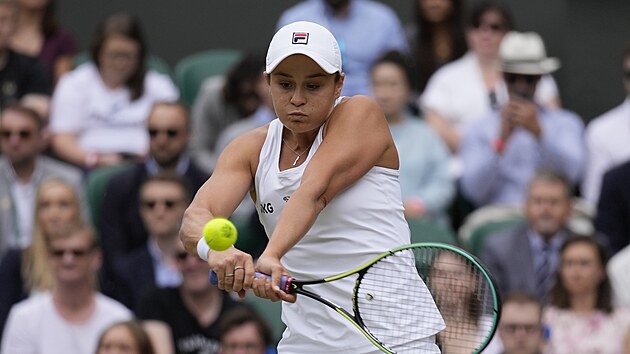 Australanka Ashleigh Bartyová během finále Wimbledonu proti Karolíně Plíškové.