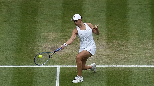 Australanka Ashleigh Bartyov bhem finle Wimbledonu proti Karoln Plkov.