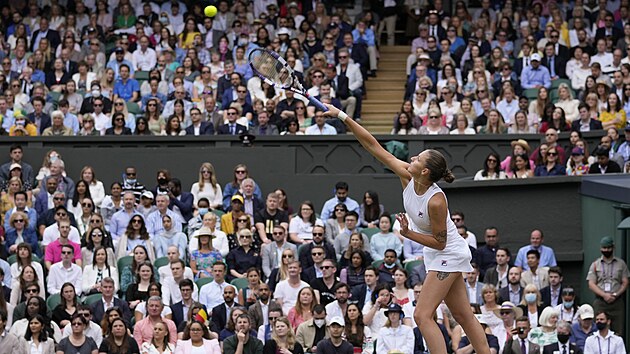 Karolína Plíšková během finále Wimbledonu proti Australance Ashleigh Bartyové.