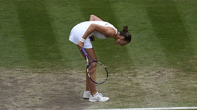 Karolna Plkov bhem finle Wimbledonu proti Australance Ashleigh Bartyov.