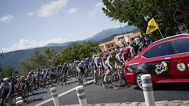 Peloton, na jehož čele šlape v zeleném dresu Mark Cavendish, projíždí po trati patnácté etapy Tour de France.
