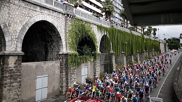 Peloton míří k oficiálnímu startu Tour de France.