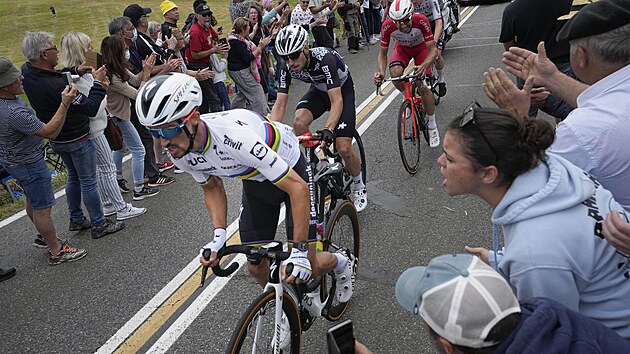 Julian Alaphilippe šlape v úniku během osmnácté etapy Tour de France.
