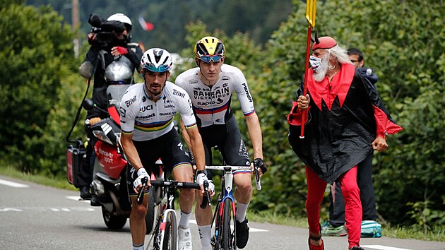 Julian Alaphilippe (vpředu) a Matej Mohorič během úniku v osmnácté etapě Tour de France.