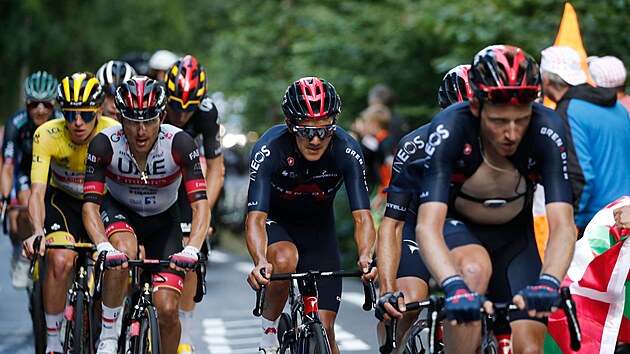 Ineos táhne hlavní pole během osmnácté etapy Tour de France, za ním jede UAE Emirates s Tadejem Pogačarem.