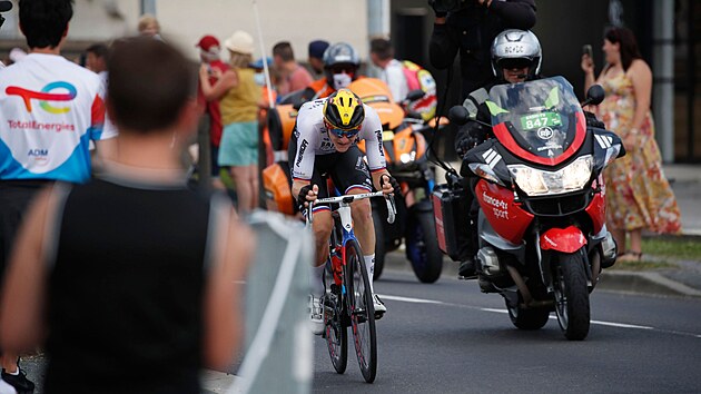 Matej Mohorič jede v úniku během devatenácté etapy Tour de France.