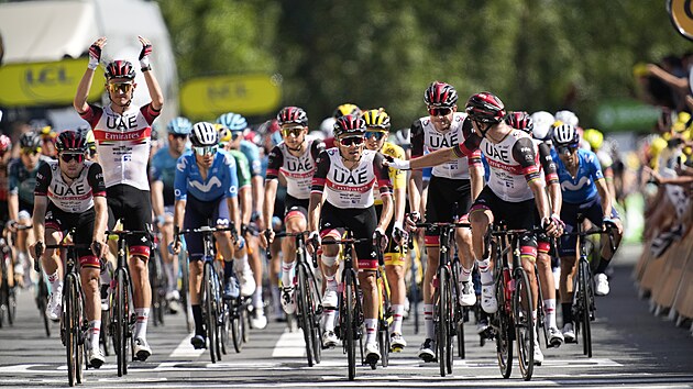 Tým UAE Emirates s lídrem Tadejem Pogačarem finišuje v devatenácté etapě Tour de France.