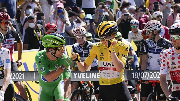 Mark Cavendish si plácá s Tadejem Pogačarem před startem jedenadvacáté etapy Tour de France.