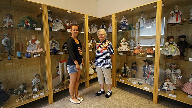 Eva Jurmanová (vlevo) a Marie Žilová vystavují krojované panenky ve žďárském Regionálním muzeu.