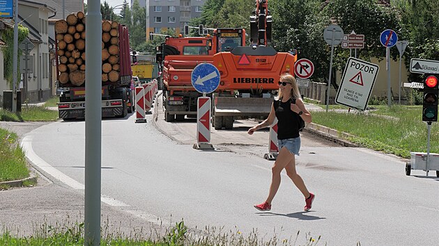 Prvn� etapa opravy pr�tahu za�ala ve ����e uzav�rkou �seku Jungmannovy ulice u zimn�ho stadionu. Omezen je i p��jezd k o�kovac�mu centru v hale na Bouchalk�ch.