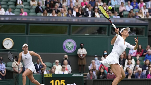 Sie Šu-wej (vpravo) a Elise Mertensová ve finále čtyřhry žen ve Wimbledonu.