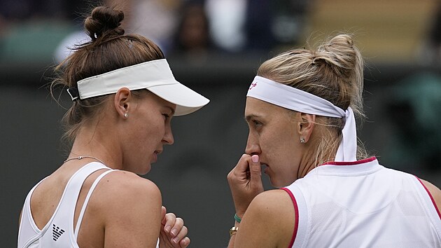 Jelena Vesninov a Veronika Kudrmtovov ve finle tyhry en ve Wimbledonu.