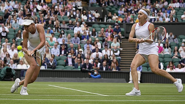 Jelena Vesninová (vpravo) a Veronika Kuděrmětovová ve finále čtyřhry žen ve Wimbledonu.